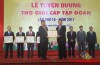 Giám đốc Phạm Đức Khiêm vinh dự lên bục nhận bằng khen từ Tổng Giám đốc Đặng Thanh Hải