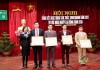 Đồng chí Lê Thị Minh Hồng - Phó trưởng Ban kiểm soát nội bộ, Kiểm soát viên Công ty trao tặng Bằng khen Bộ Công thương cho CNCB Công ty Than Thống Nhất - TKV