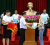 Lãnh đạo Công ty Than Nam Mẫu tặng sổ tiết kiệm cho CNLĐ có hoàn cảnh khó khăn.