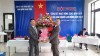 Đại diện Công đoàn Phân xưởng Sàng tuyển tặng hoa chúc mừng Hội nghị