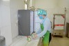 Nhân viên nấu ăn của Trường Mầm non Tân An, TX Quảng Yên lưu mẫu thức ăn.