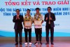 Ban tổ chức trao giải cho các học sinh đoạt giải nhất cuộc thi Sáng tạo thanh thiếu niên, nhi đồng tỉnh Quảng Ninh lần thứ IV.