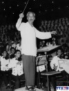 Bức ảnh: "Bác bắt nhịp bài ca Kết đoàn" do nhà báo Lâm Hồng Long chụp tối 3/9/1960 tại chương trình văn nghệ quần chúng chào mừng thành công của Đại hội Đảng toàn quốc lần thứ III tổ chức tại Công viên Bách Thảo, Hà Nội.