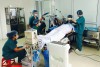 Các bác sĩ thực hiện một ca phẫu thuật rửa phổi cho thợ lò tại Bệnh viện Than - Khoáng sản