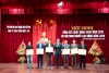 Đồng chí Nguyễn Ngọc Cơ – Phó Tổng Giám đốc TKV trao tặng danh hiệu chiến sỹ thi đua Bộ Công Thương cho CNCB Công ty Than Thống Nhất - TKV - Ảnh minh họa: Cẩm Nhung (ST)