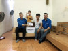 Đồng chí Trần Văn Long - Bí thư Chi đoàn và đồng chí Đoàn Văn Tiến - Phó Bí thư Chi đoàn đến thăm và tặng quà con công nhân Phạm Văn Hóa.