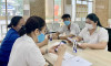Cán bộ bưu điện TP Cẩm Phả hướng dẫn người tham gia BHXH tự nguyện cài đặt sử dụng ứng dụng VssID trên điện thoại thông minh.