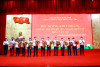 Đ/c Nguyễn Mạnh Toán - Bí thư Đảng ủy, Giám đốc Công ty và đ/c Vũ Thị Hằng - Chủ tịch Công đoàn Công ty trao thưởng cho các tấm gương tại hội nghị