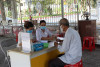 Người dân nhận lương hưu.