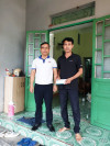 Công đoàn PX KT1 trao tiền hỗ trợ cho anh Bích.