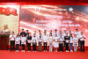 Đồng chí Nguyễn Mạnh Toán - Bí thư Đảng ủy, Giám đốc Công ty và đồng chí Đào Tuấn Anh - Phó Bí thư Đảng ủy Công ty trao quà cho các cháu học sinh giỏi năm học 2021 - 2022 - Ảnh minh hoạ: Cẩm Nhung (ST)