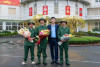 Đồng chí Nguyễn Đức Thùy - Bí thư Chi bộ, Quản đốc PX KT6 tặng hoa, chia tay các tân binh. (Ảnh: Nguyễn Thùy)