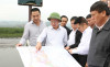 Quyền Chủ tịch UBND tỉnh Cao Tường Huy kiểm tra phương án sử dụng đất đá thải mỏ phục vụ san lấp các dự án, tại khu vực Cảng Làng Khánh (TP Hạ Long).