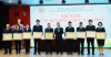 Anh Hoàng Minh Tuấn (thứ 4, trái sang) nhận Bằng khen của UBND tỉnh vì có thành tích xuất sắc trong công tác và phong trào thi đua năm 2022.