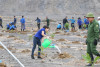 Cán bộ, công nhân Công ty CP Than Núi Béo tham gia trồng cây xanh tại khai trường vỉa 14, ngày 19/2/2024.