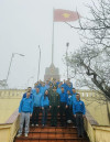 ​​​​​​​Tự hào dưới cột cờ Tổ quốc tại Đảo Trần.