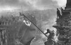 Chiến sĩ Hồng quân cắm lá cờ chiến thắng lên nóc Nhà Quốc hội Đức ngày 02/5/1945