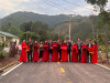 Thượng tá Lê Văn Việt - Phó Chính ủy Bộ CHQS tỉnh, cùng các đại biểu cắt băng khánh thành, bàn giao đường giao thông.