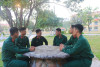 Cán bộ Trung đoàn trao đổi cùng chiến sĩ mới
