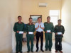 Đồng chí Đỗ Quang Minh - Trưởng Phòng KB, Phó Chỉ huy trưởng Ban CHQS Công ty, Chủ tịch Hội CCB Công ty trao quà cho các chiến sỹ