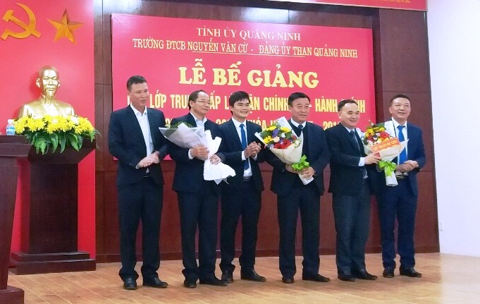 Đảng ủy Than Quảng Ninh phối hợp với Trường bồi dưỡng cán bộ Nguyễn Văn Cừ mở các lớp Trung cấp lý luận chính trị cho cán bộ, đảng viên.