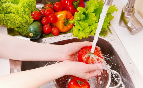 Cần rửa tay, thực phẩm sạch trước khi chế biến tránh nhiễm bệnh đường tiêu hóa.