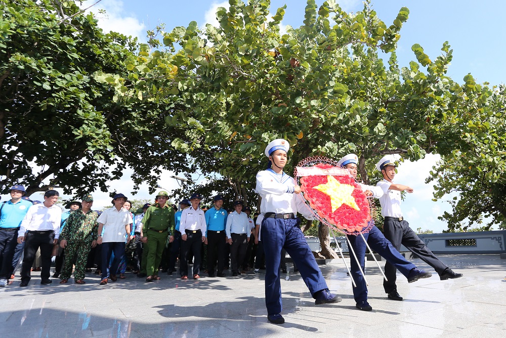 Đoàn công tác dâng hương tưởng niệm các anh hùng liệt sĩ tại đảo Trường Sa.