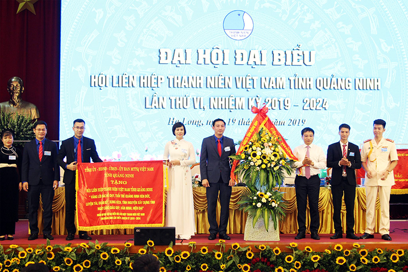Đồng chí Nguyễn Văn Thắng - Chủ tịch UBND tỉnh, tặng hoa và bức trướng cho Hội LHTN Việt Nam tỉnh Quảng Ninh.
