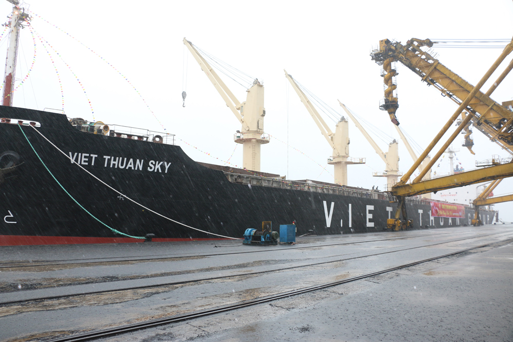 Tàu Việt Thuận SKY cập Cảng Cẩm Phả nhận 45.000 tấn than cám 6a.1 tiêu thụ trong ngày đầu năm mới