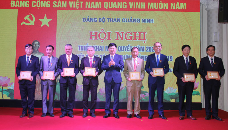 Đc Ngô Quang Trung (thứ 4 từ phải qua) nhận kỷ niệm chương