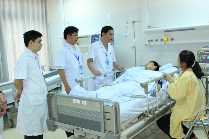 Lãnh đạo Bệnh viện Than - Khoáng sản thăm khám bệnh nhân sau ca xúc rửa phổi