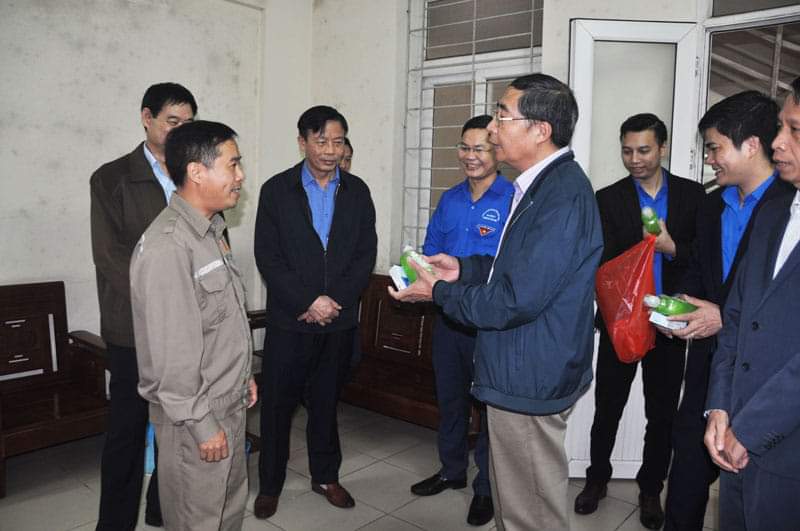 Đồng chí Nguyễn Văn Dũng, Phó Bí thư Đảng ủy TQN cùng Đoàn TQN phát nước rửa tay và xà phòng miễn phí cho công nhân Công ty Than Quang Hanh