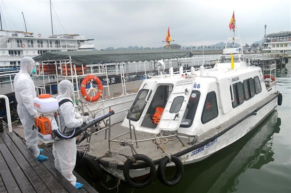 Phun tiêu độc khử trùng tàu trên vịnh Hạ Long
