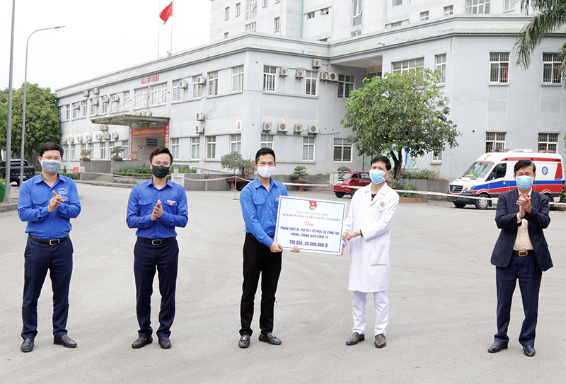 Đoàn Than Quảng Ninh trao 20 triệu đồng cho Bệnh viện số 2.