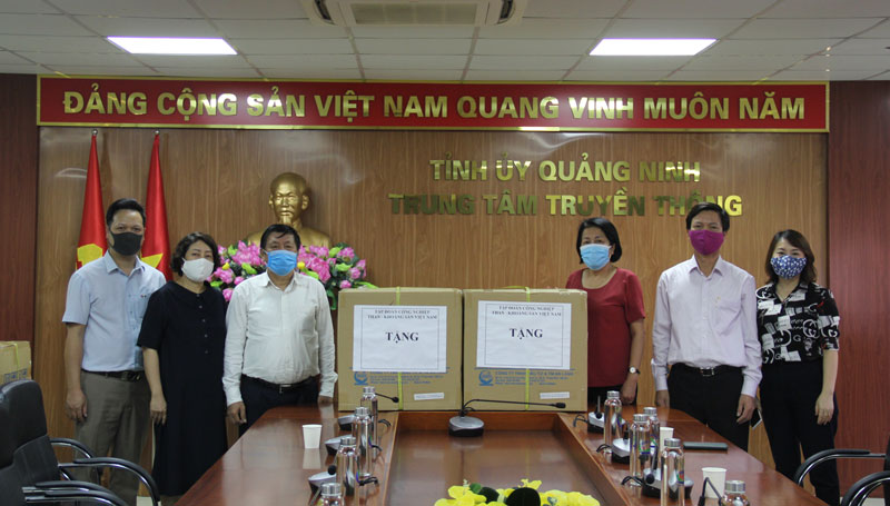 TKV hỗ trợ Trung tâm Truyền thông tỉnh Quảng Ninh 2000 khẩu trang và 300 bộ quần áo bảo hộ phòng chống dịch