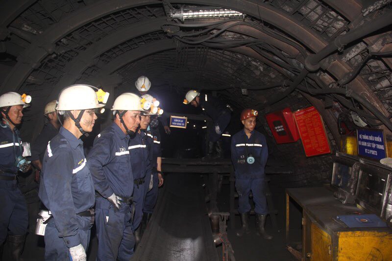 Lãnh đạo Tập đoàn kiểm tra hệ thống giám sát, điều khiển tập trung tự động hóa các thiết bị vận tải trong mỏ hầm lò tại Công ty Than Quang Hanh
