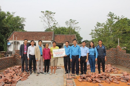 Đại diện lãnh đạo Công ty CP Than Mông Dương trao hỗ trợ cho anh Đinh Văn Ngôn, công nhân Phân xưởng Phục vụ sản xuất.