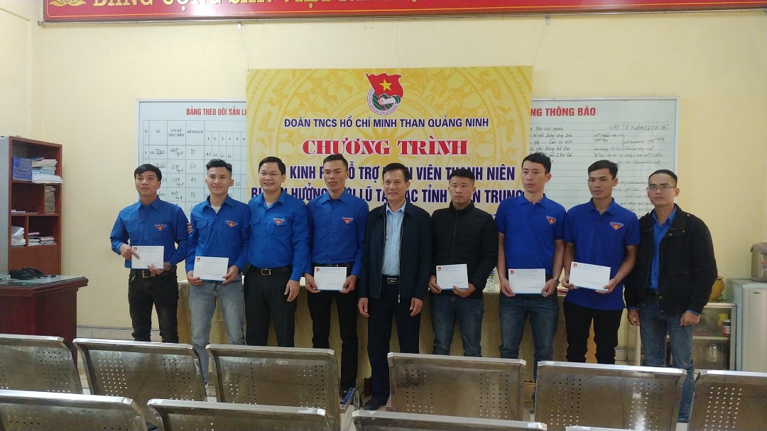 Bí thư Đoàn Than Vũ Hồng Hậu trao hỗ trợ cho ĐVTN Công ty than Mông Dương