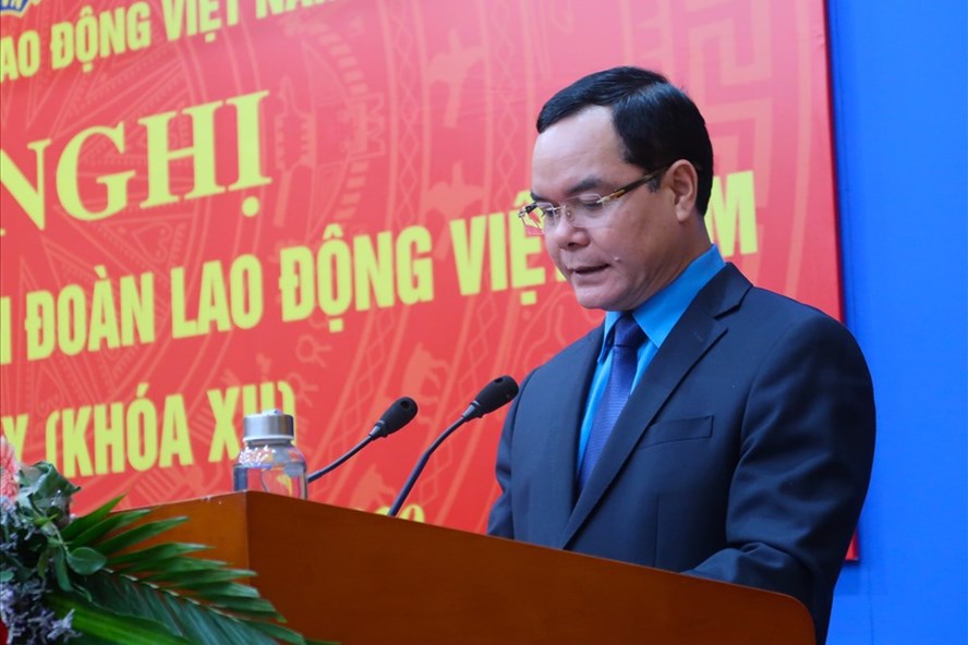 Đồng chí Nguyễn Đình Khang - Uỷ viên Trung ương Đảng, Chủ tịch Tổng LĐLĐVN, Phó Chủ tịch Hội đồng Thi đua – Khen thưởng Trung ương phát động phong trào thi đua năm 2021.