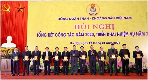 Đồng chí Nguyễn Đình Thịnh - Bí thư Đảng ủy, Giám đốc Công ty (thứ 2 từ trái sang) đại diện Công ty nhận danh hiệu "Doanh nghiệp vì thợ mỏ" năm 2020 được Công đoàn TKV vinh danh.