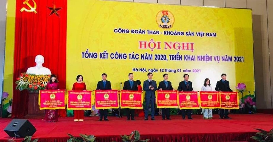 Đồng chí Vũ Thị Hằng – Chủ tịch Công đoàn Công ty (thứ 2 từ trái sang) đại diện Công đoàn Công ty Than Thống Nhất nhận Cờ thi đua xuất sắc và chuyên đề năm 2020 của Tổng LĐLĐ Việt Nam.