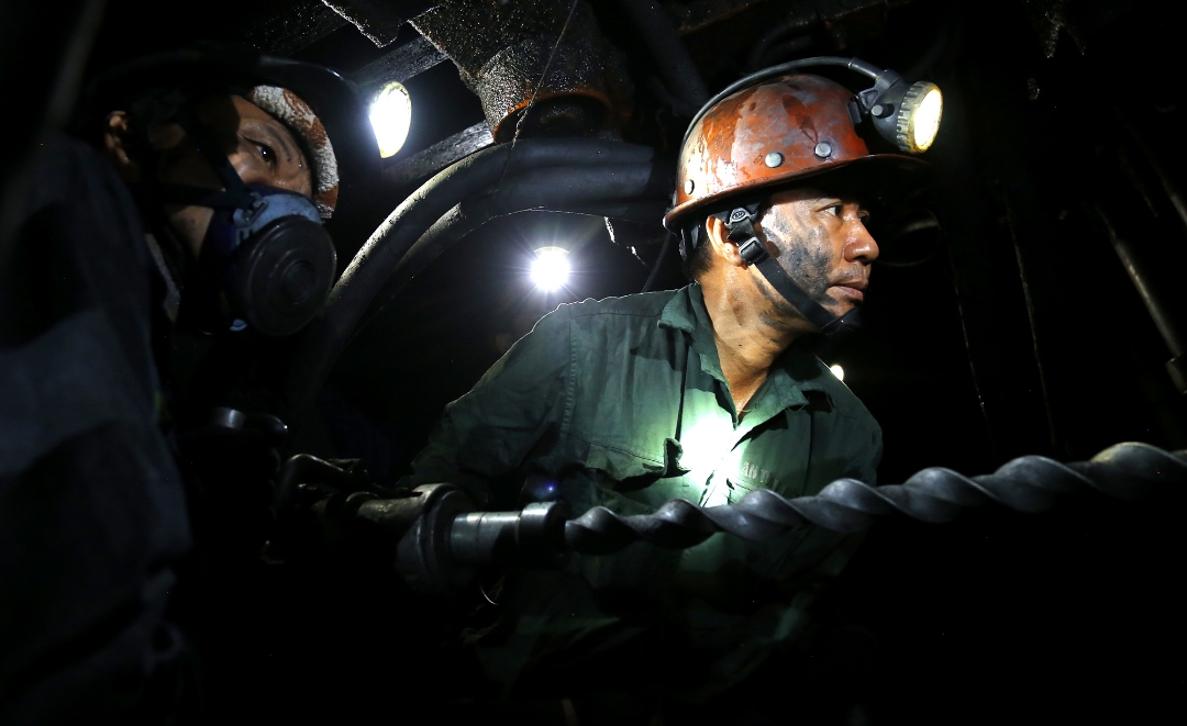 Năm 2021, TKV phấn đấu năng suất lao động đạt 772 tấn than/người/năm. Trong ảnh: Công nhân Công ty Than Nam Mẫu khoan khai thác than.