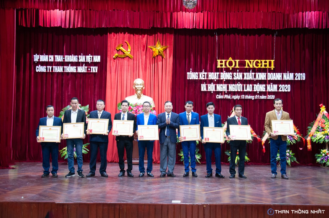 Đ/c Lê Thành Chung – Kiểm soát viên Nhà nước tại TKV trao danh hiệu Chiến  sỹ thi đua Bộ Công Thương năm 2019 cho CNCB Công ty Than Thống Nhất - TKV
