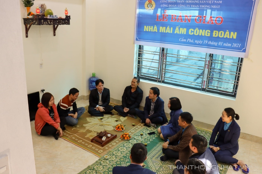 Lãnh đạo Công ty đến thăm gia đình anh Nguyễn Nguyên Giáp - Công nhân Phân xưởng Đào lò 2  có hoàn cảnh gia đình khó khăn.