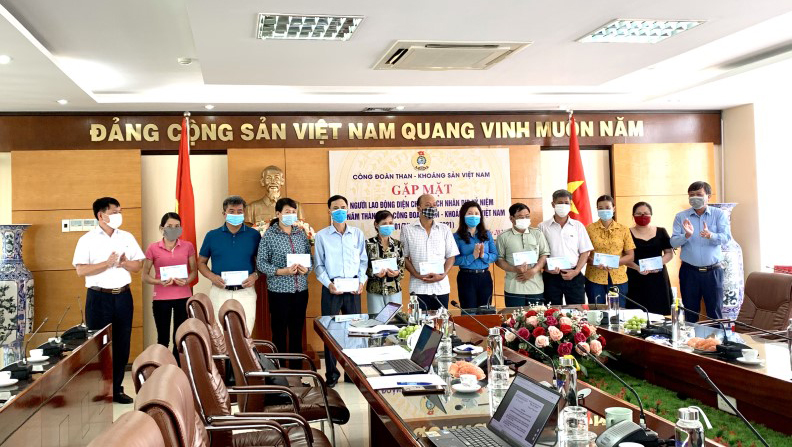 Đ/c Nguyễn Thị Minh - Phó Chủ tịch Công đoàn TKV gặp mặt, trao trợ cấp CNLĐ diện chính sách thuộc Công ty CP than Cao Sơn