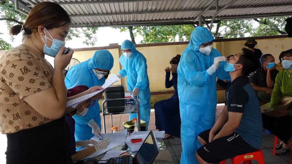 Nhân viên y tế của Trung tâm Y tế TP Cẩm Phả lấy mẫu xét nghiệm Covid-19 cho người dân phường Mông Dương.