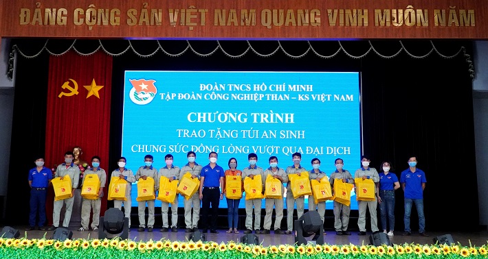 Được sự ủy quyền của Đoàn Thanh niên TKV, Đoàn TN Công ty Nhôm Lâm Đồng tổ chức trao tặng túi an sinh cho các ĐVTN gặp khó khăn do ảnh hưởng của dịch bệnh