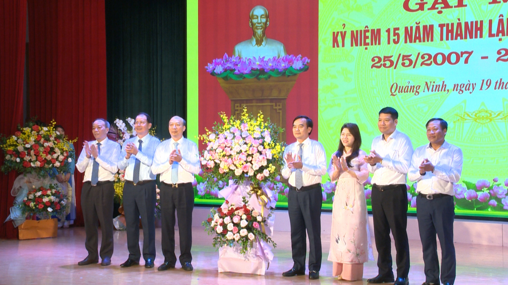 Các đơn vị tặng hoa chúc mừng Đảng bộ Tập đoàn Công nghiệp Than - Khoáng sản Việt Nam nhân kỷ niệm 15 năm thành lập.