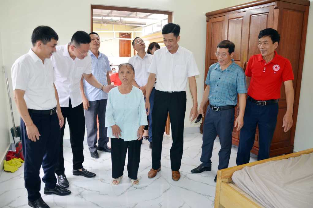 Bà Hoàng Thị Thái (thôn 1, xã Liên Hòa, TX Quảng Yên) vui mừng được ở trong ngôi nhà do TKV và các cấp Hội CTĐ, chính quyền địa phương hỗ trợ xây mới.