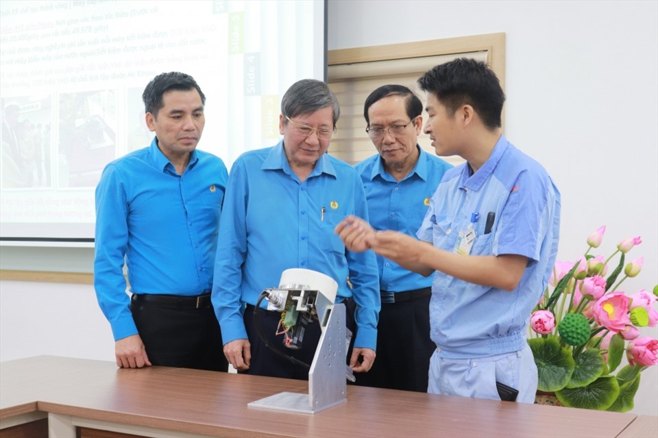 Phó Chủ tịch Thường trực Tổng LĐLĐVN Trần Thanh Hải (thứ 2 từ trái sang) trao đổi về sáng kiến của người lao động tham gia Chương trình.